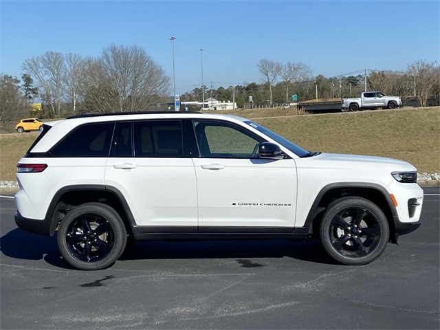2025 Jeep Grand Cherokee Altitude photo 2