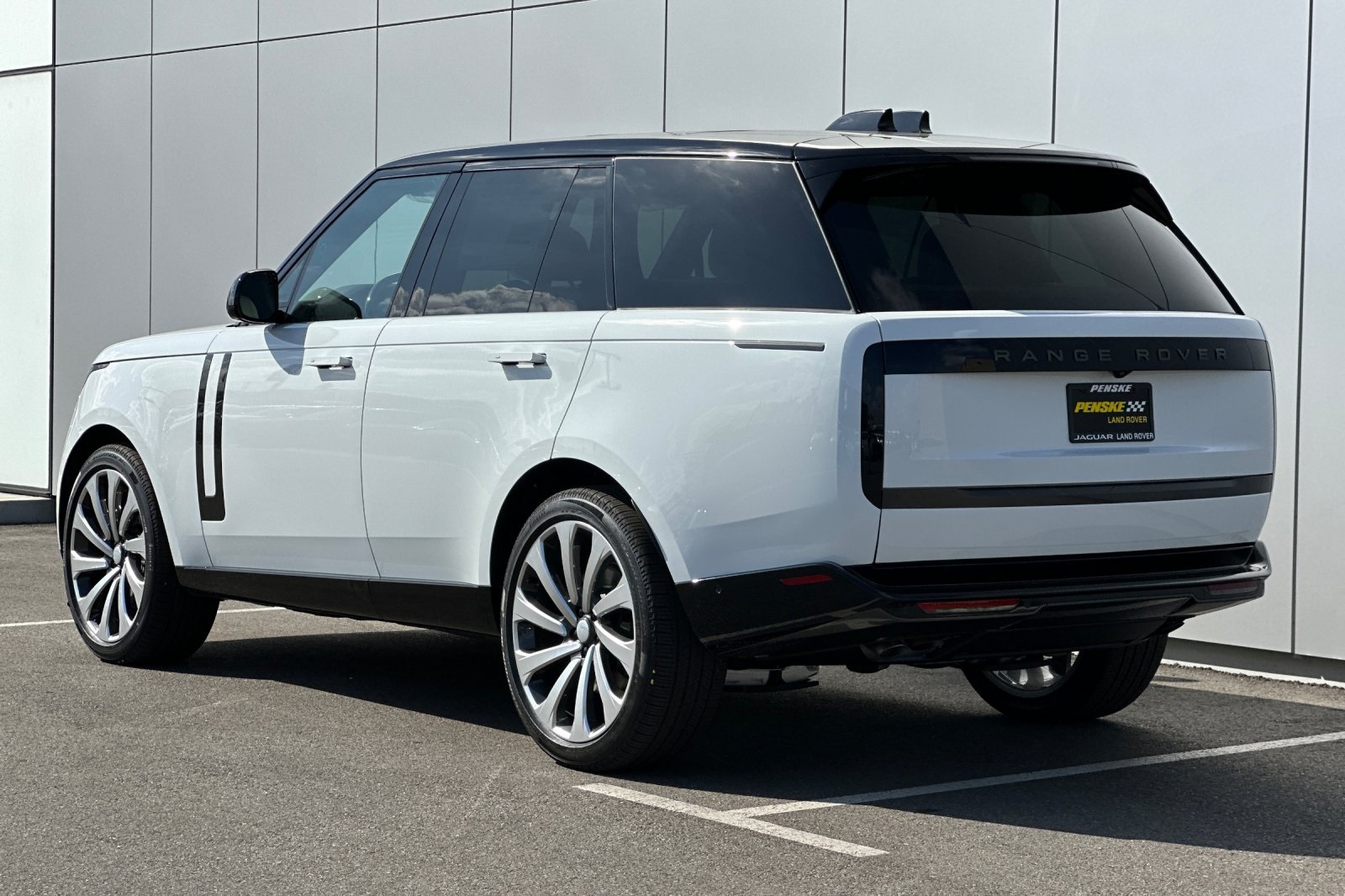 2025 Land Rover Range Rover SE photo 3