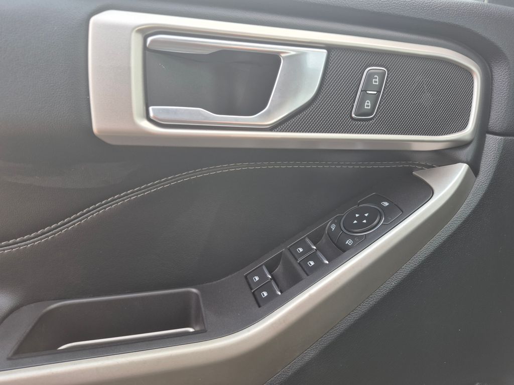 2023 Ford Explorer XLT photo 14