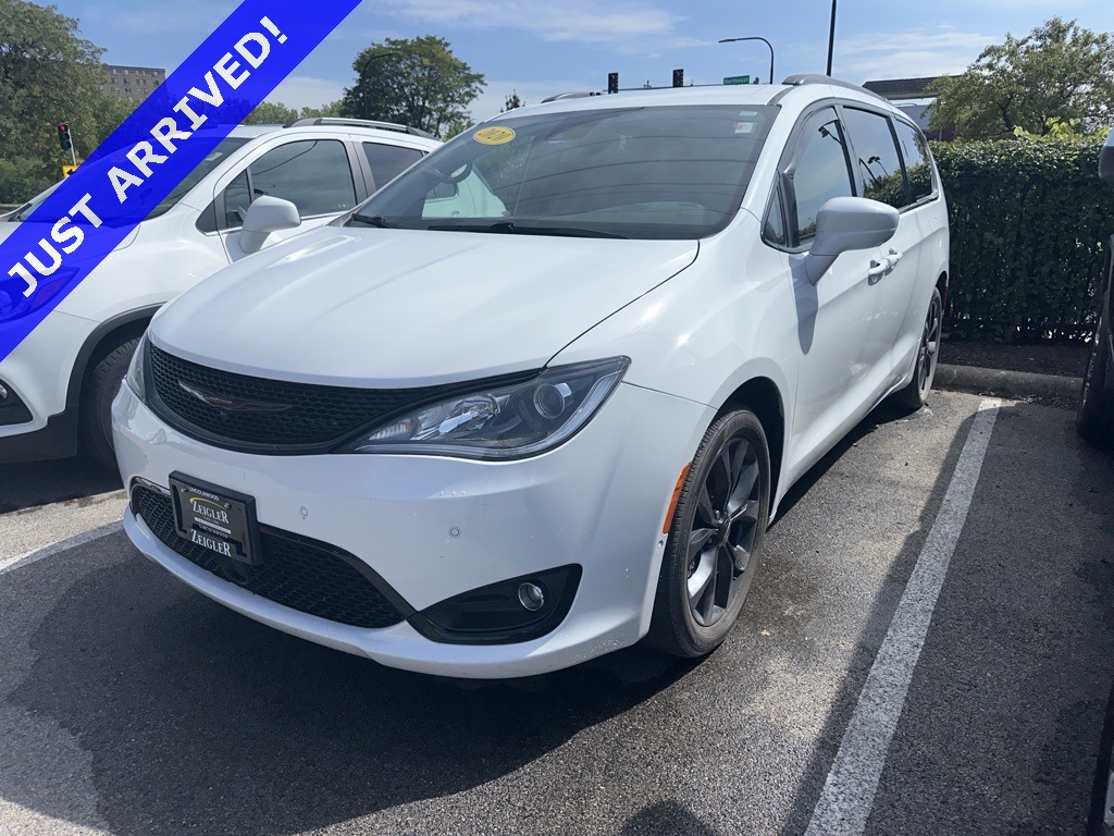 2020 Chrysler Pacifica Touring photo 2