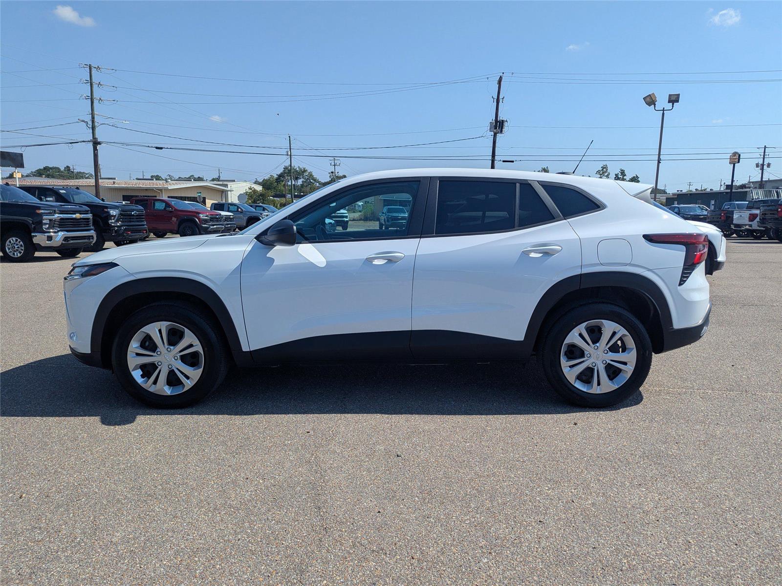 2025 Chevrolet Trax LS photo 2