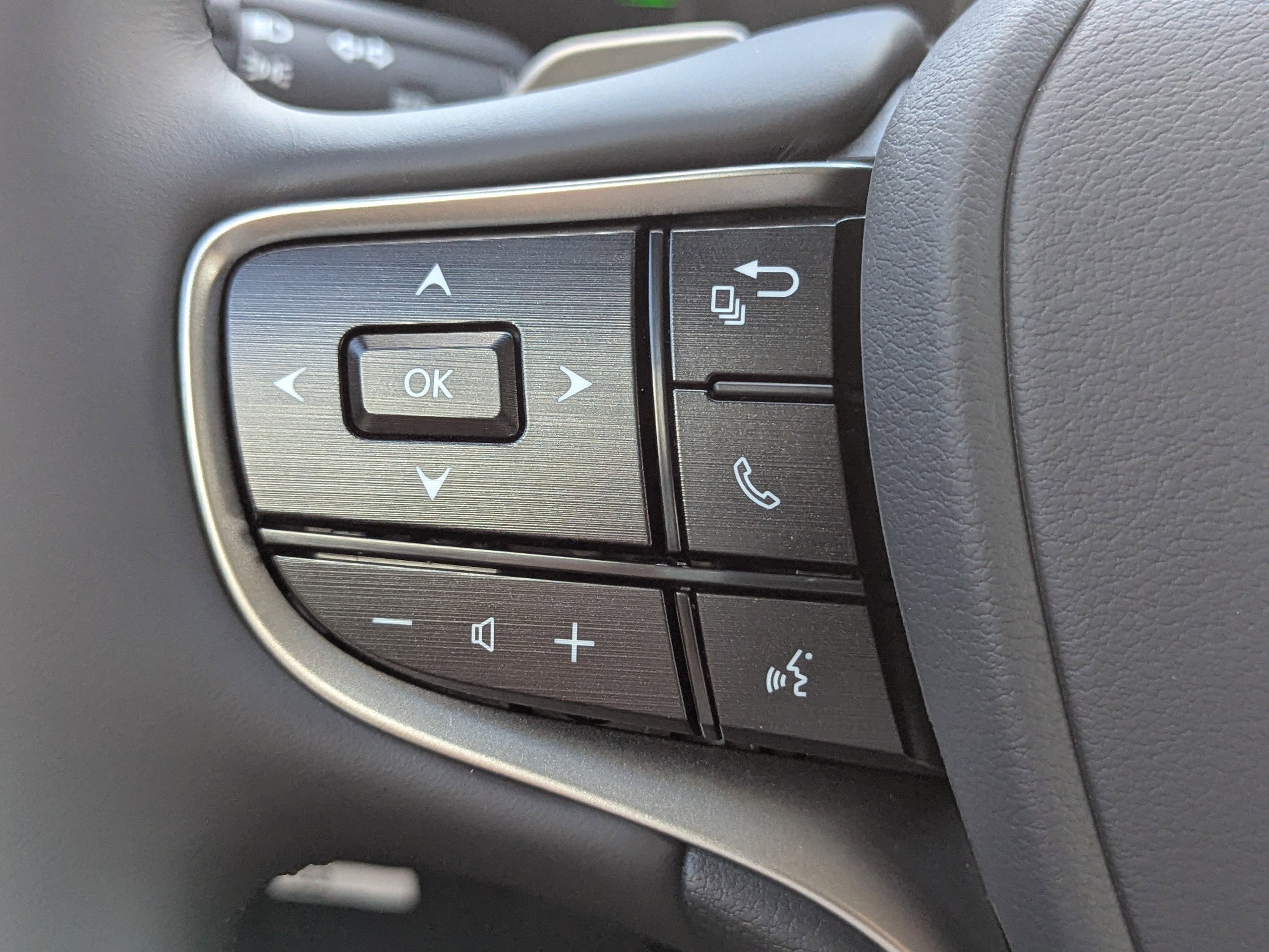 2025 Lexus ES 300h photo 32