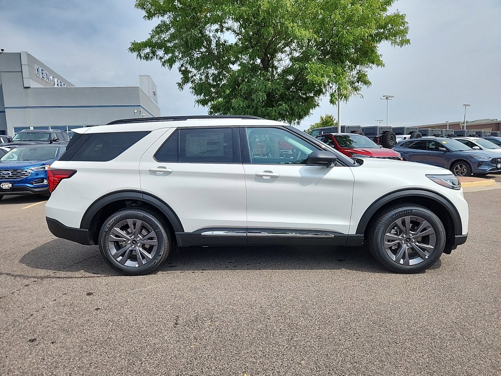 2025 Ford Explorer photo 3