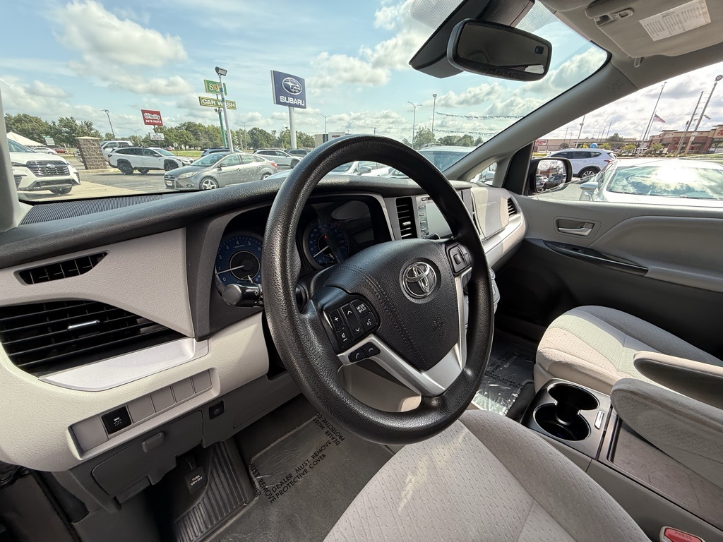 2020 Toyota Sienna LE photo 6
