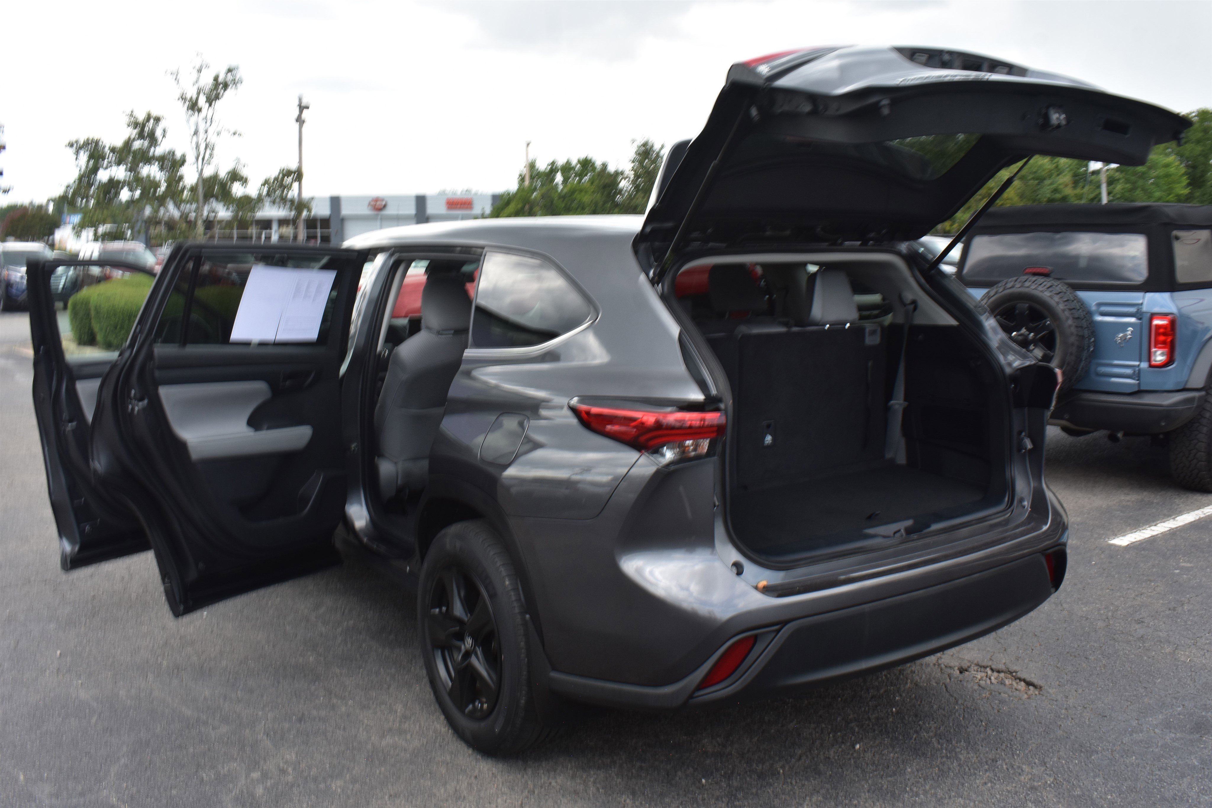2023 Toyota Highlander L photo 7