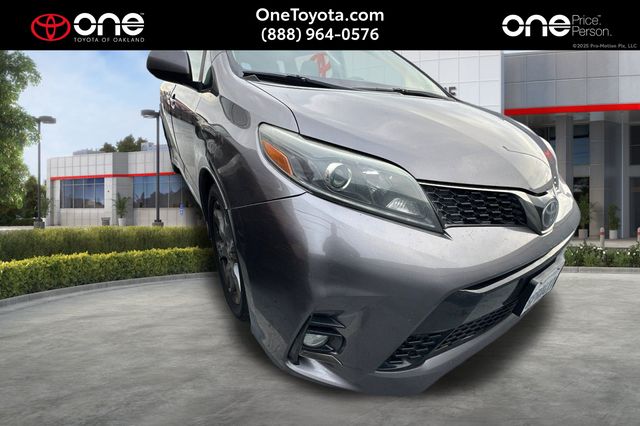 2020 Toyota Sienna SE's photo