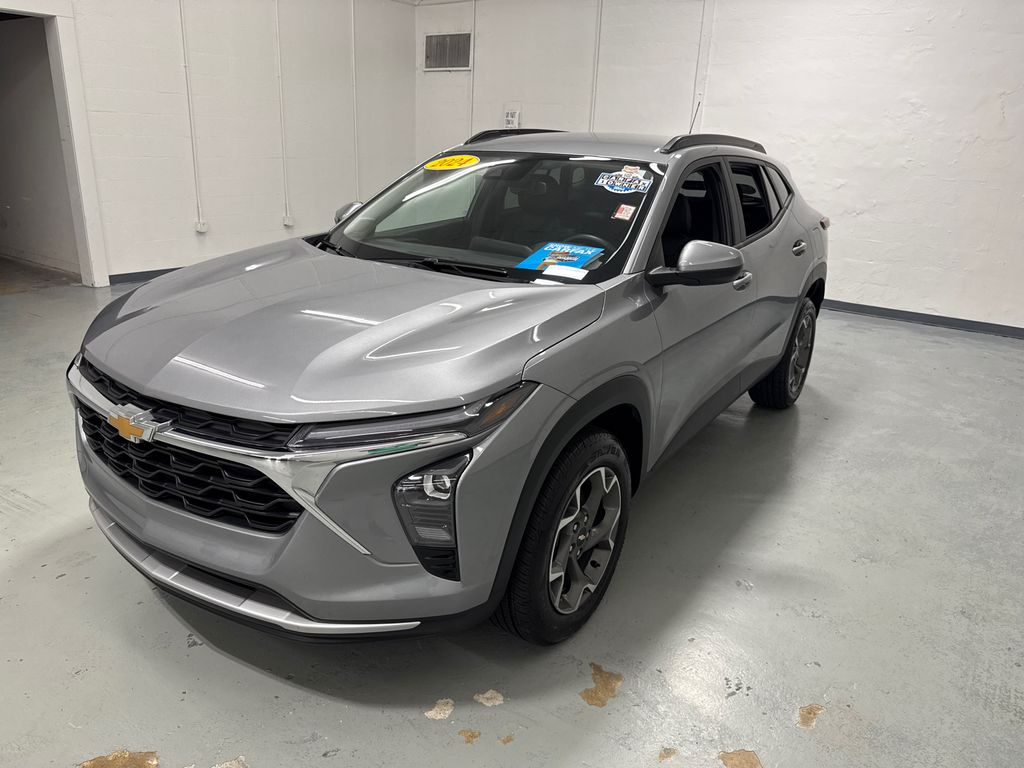 2024 Chevrolet Trax LT photo 2