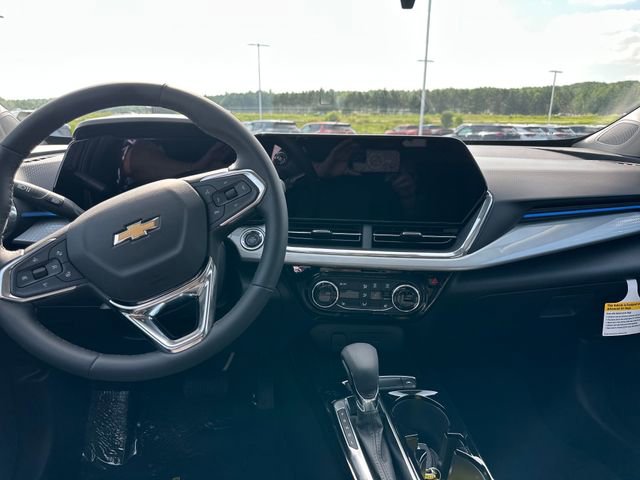 2025 Chevrolet Trax LT photo 12