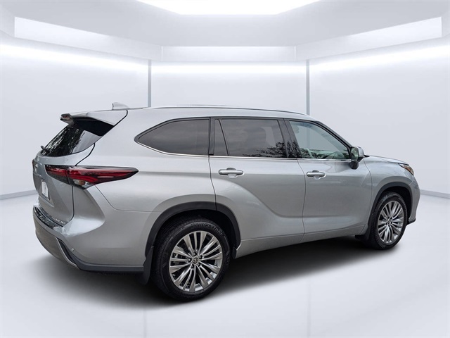 2024 Toyota Highlander Platinum photo 3
