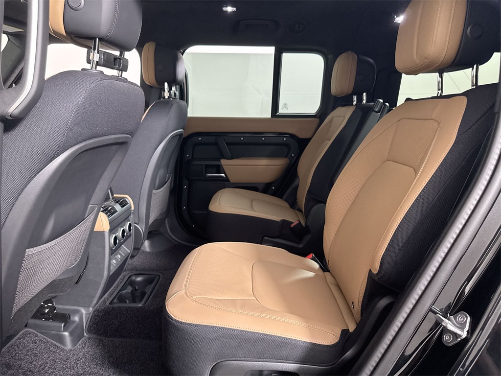 2025 Land Rover Defender 130 X photo 19