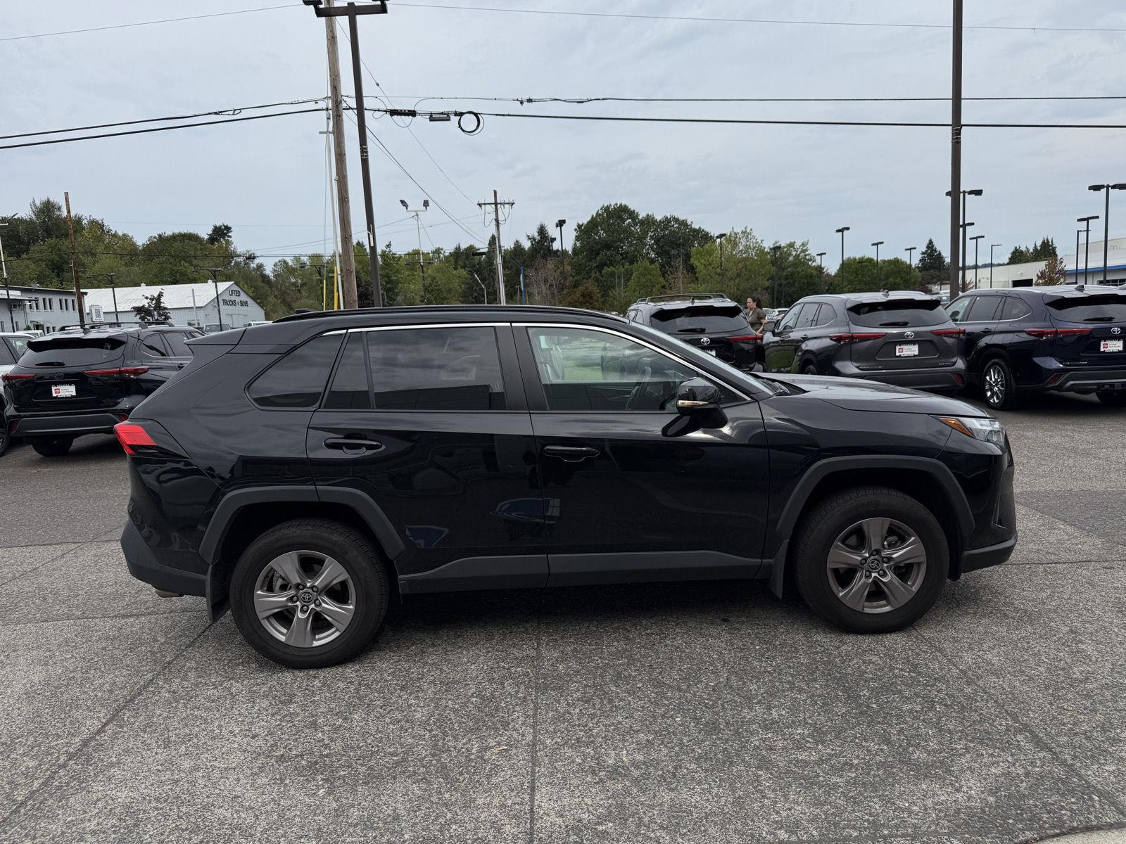 2022 Toyota RAV4 XLE photo 3