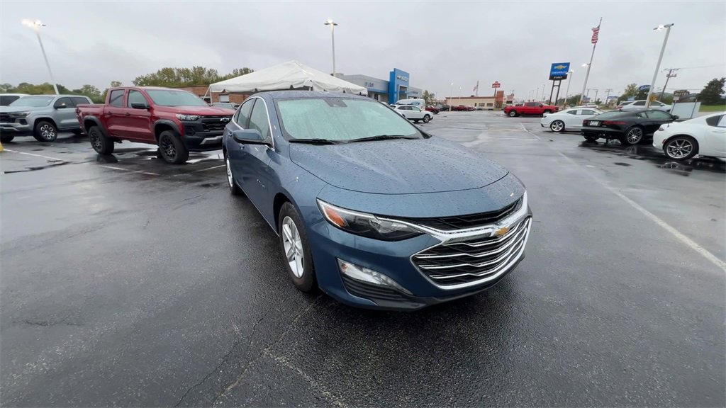 2024 Chevrolet Malibu 1LT photo 2