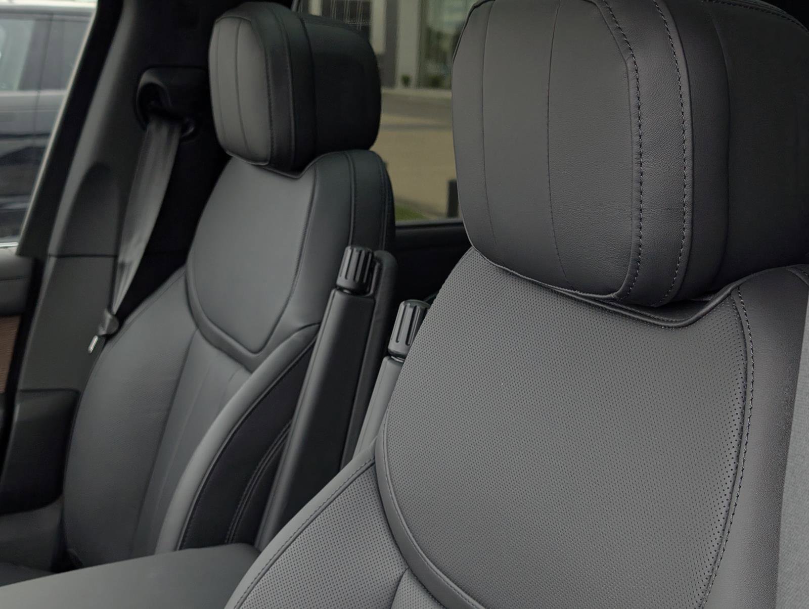 2025 Land Rover Range Rover SE photo 18