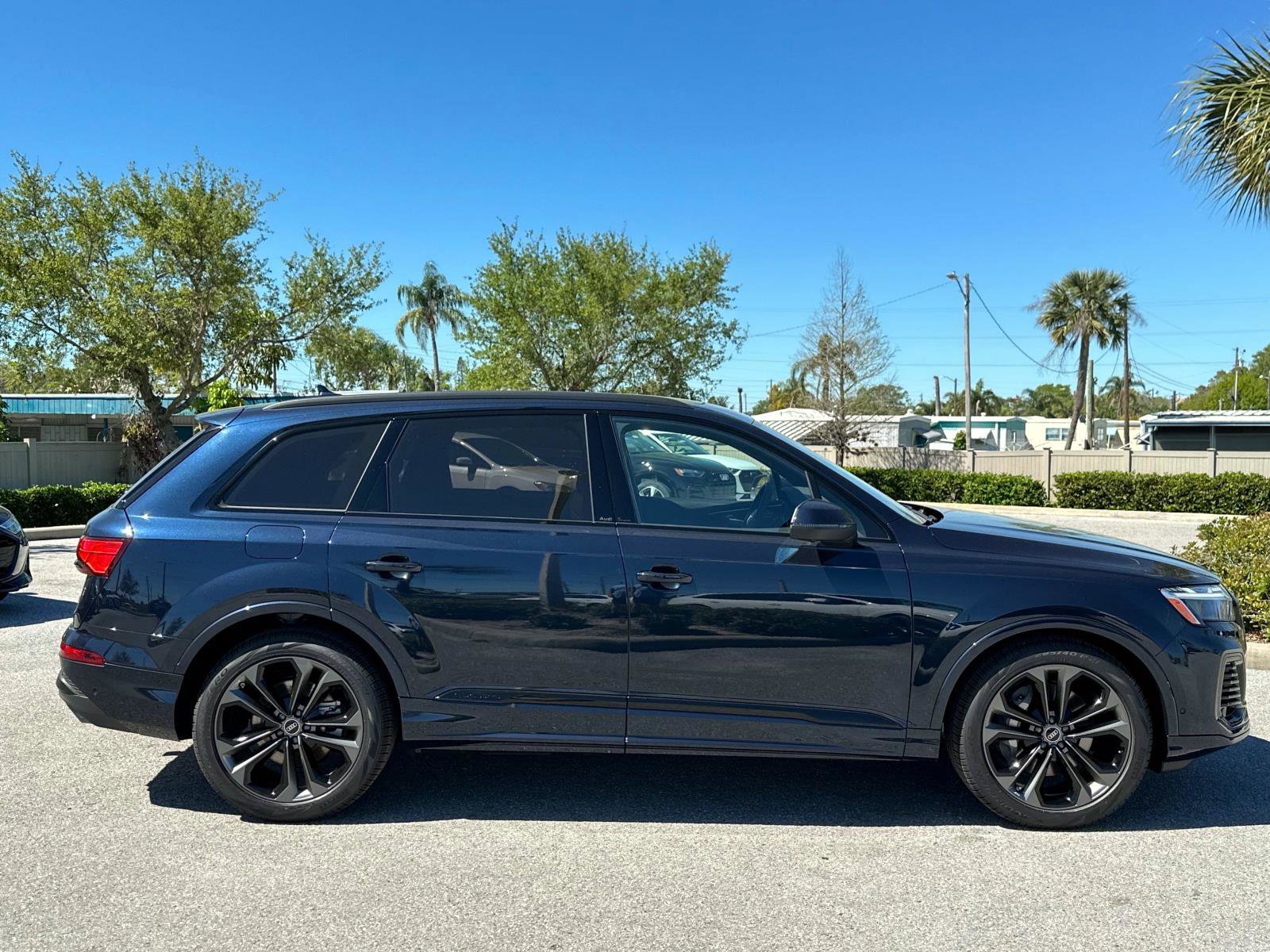 2025 Audi Q7 55 Prestige photo 3