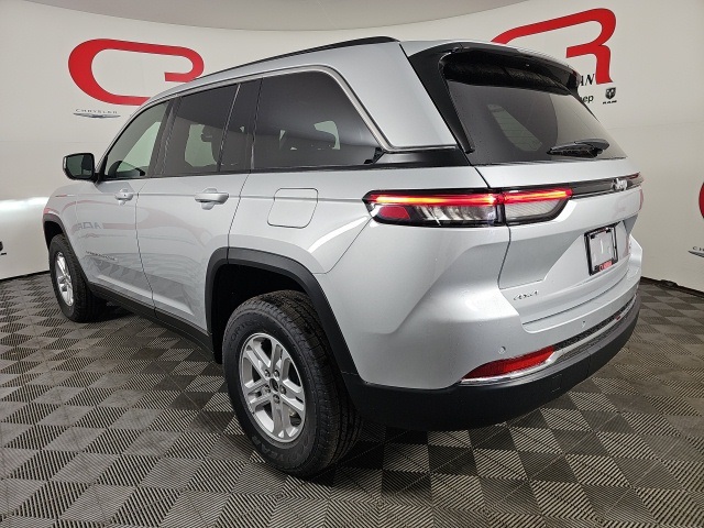 2025 Jeep Grand Cherokee Laredo Altitude photo 5