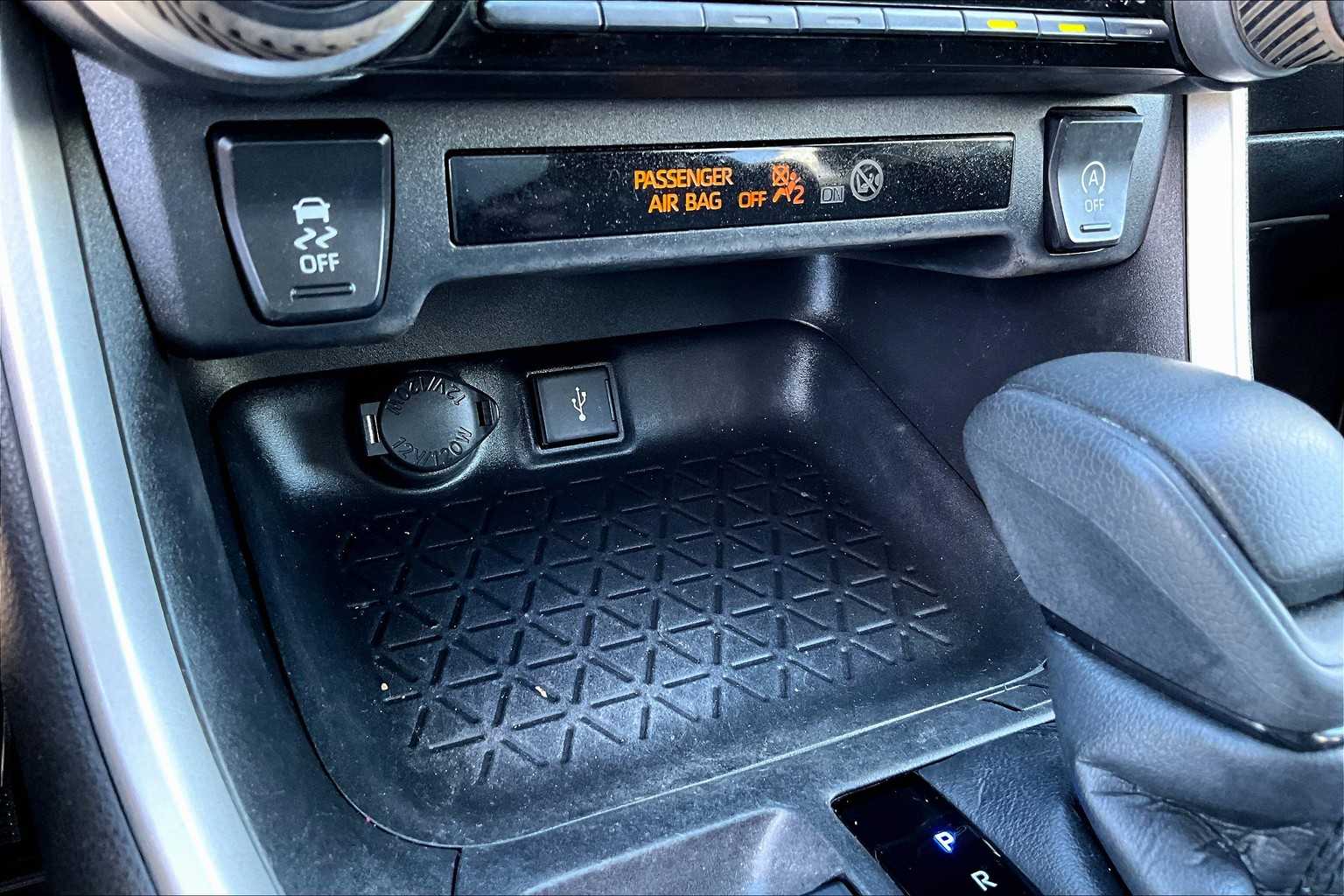 2022 Toyota RAV4 LE photo 27