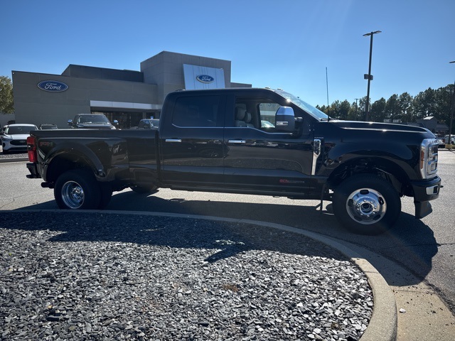 2026 Ford F-350 Super Duty Platinum's photo