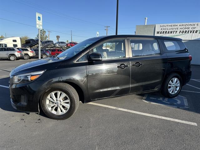 2017 Kia Sedona L photo 2