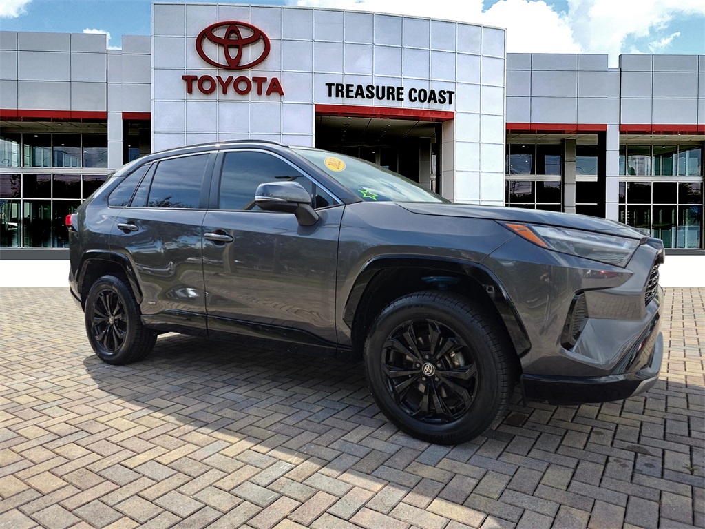 2022 Toyota RAV4 SE's photo