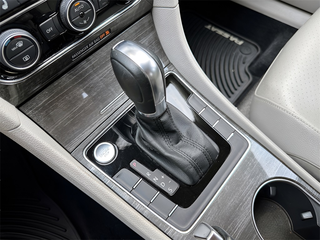 2018 Volkswagen Passat SE photo 17
