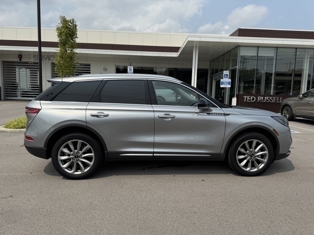 2022 Lincoln Corsair Standard photo 2
