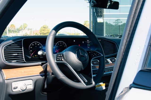2025 Mercedes Benz GLE 580 4MATIC photo 4