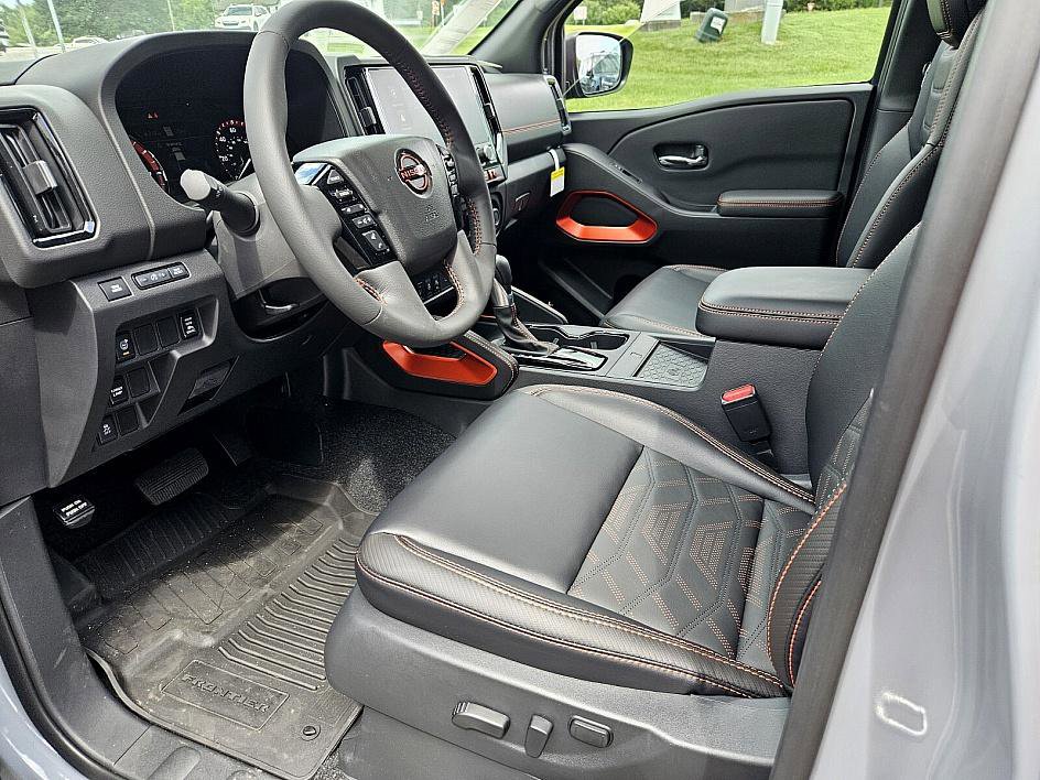 2025 Nissan Frontier Crew Cab PRO-X photo 8