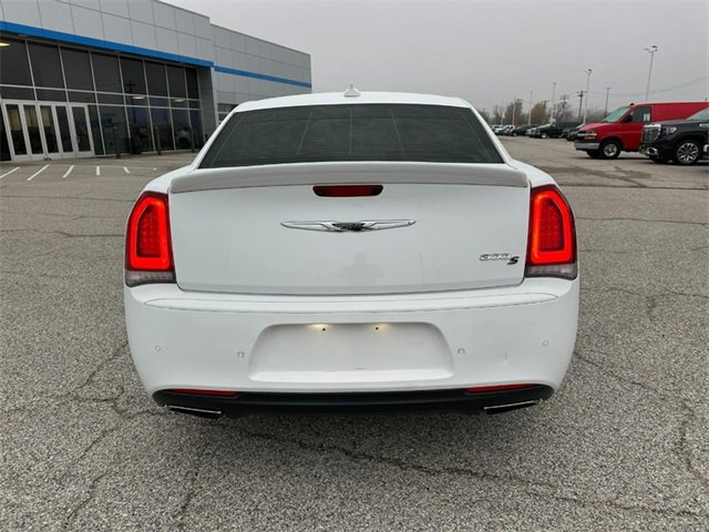 2018 Chrysler 300 photo 3
