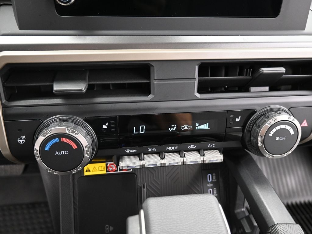 2024 Toyota Tacoma photo 18