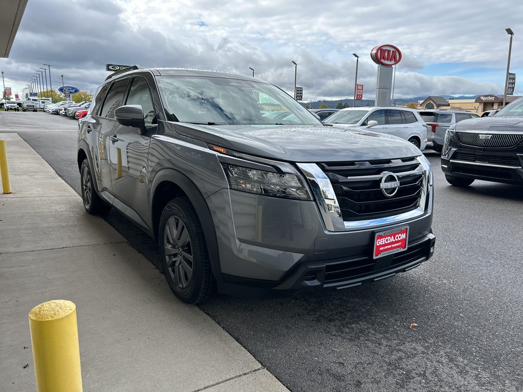 2024 Nissan Pathfinder SV photo 2