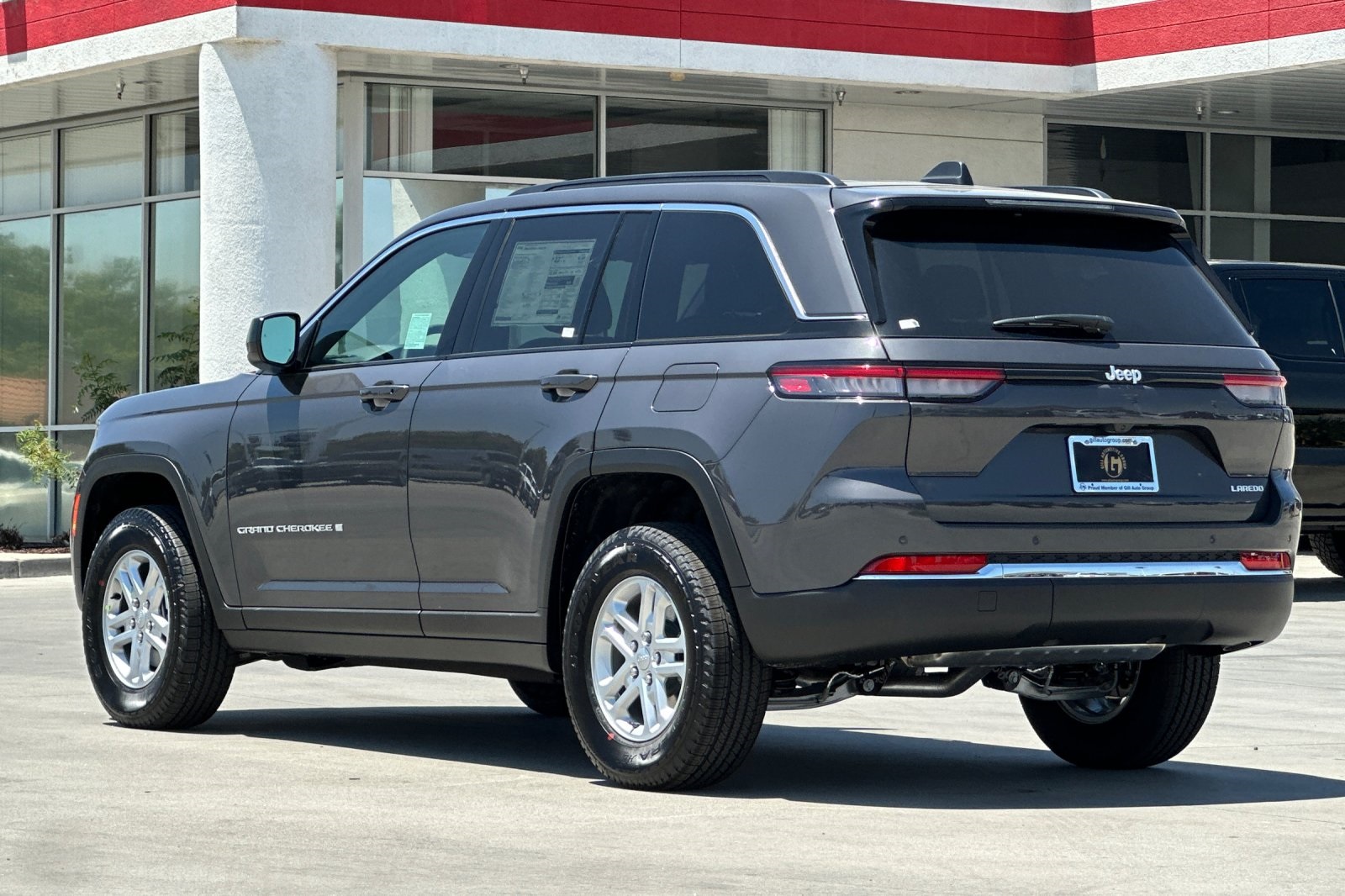 2025 Jeep Grand Cherokee Laredo photo 4