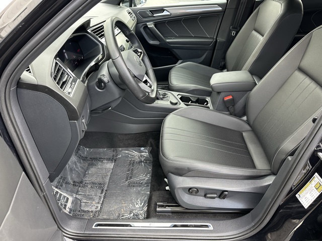 2024 Volkswagen Tiguan SE R-Line Black photo 3