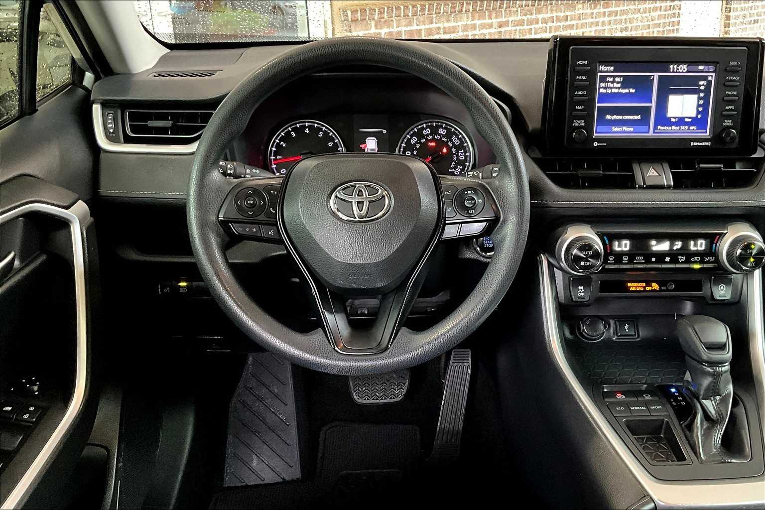 2020 Toyota RAV4 XLE photo 4