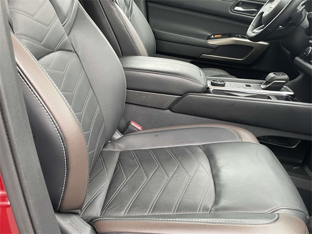 2023 Nissan Pathfinder Platinum photo 16
