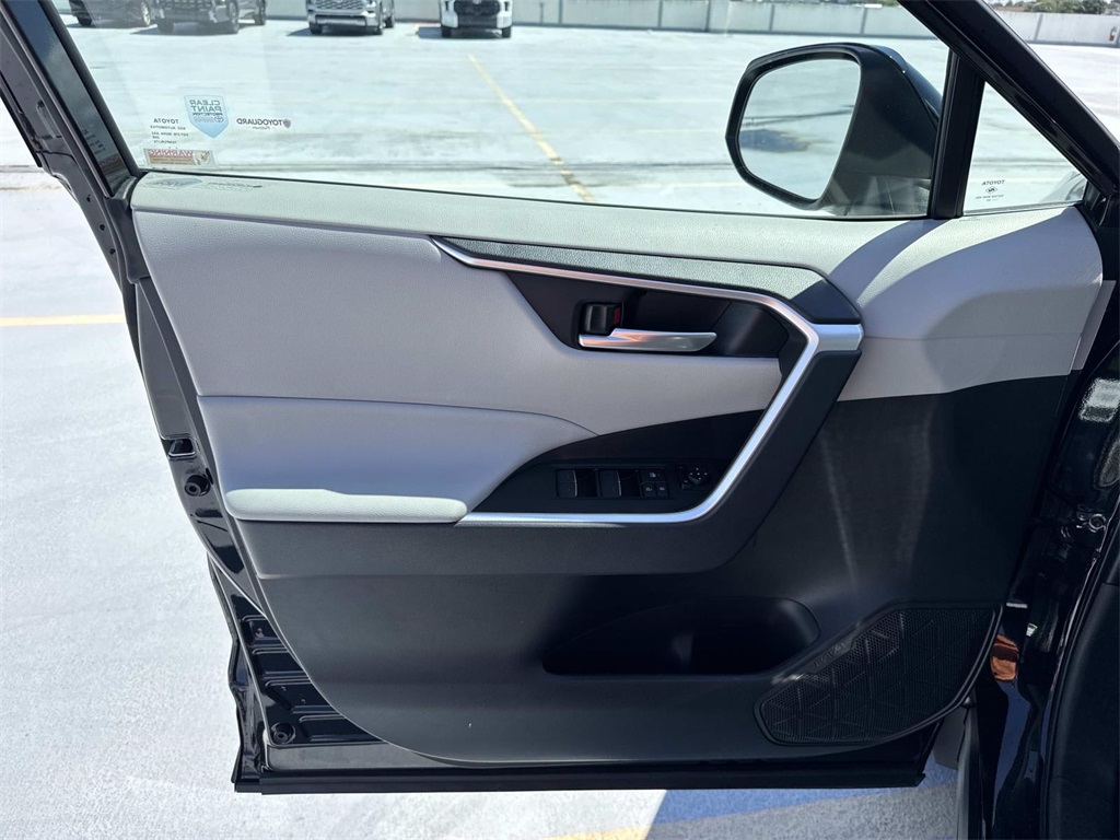 2023 Toyota RAV4 XLE Premium photo 18