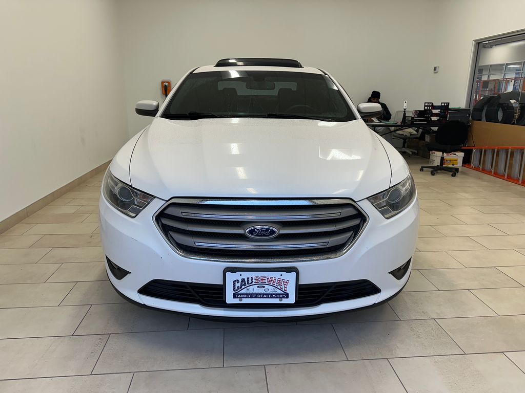 2015 Ford Taurus SEL photo 2