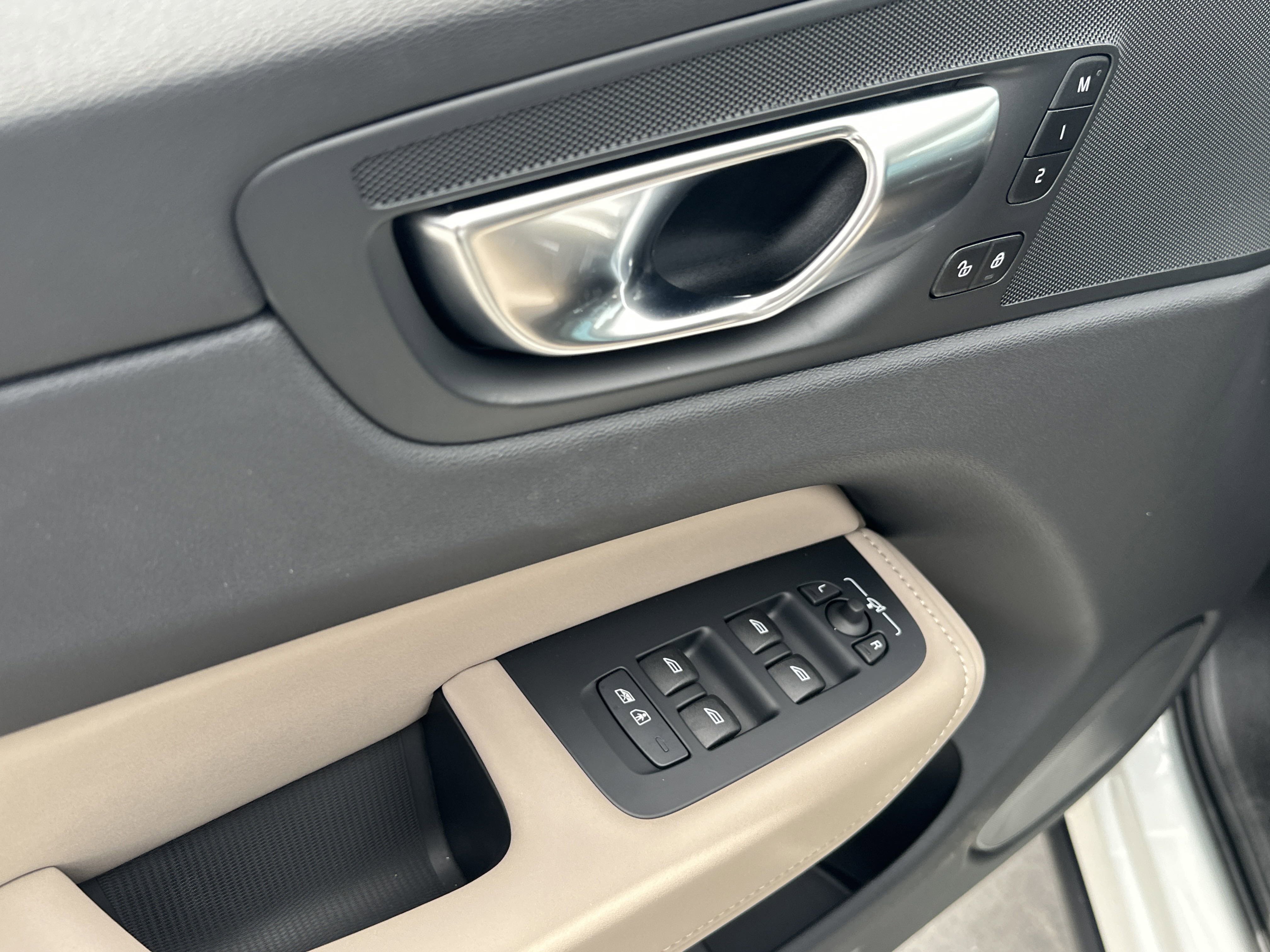 2026 Volvo XC60 B5 Core photo 14