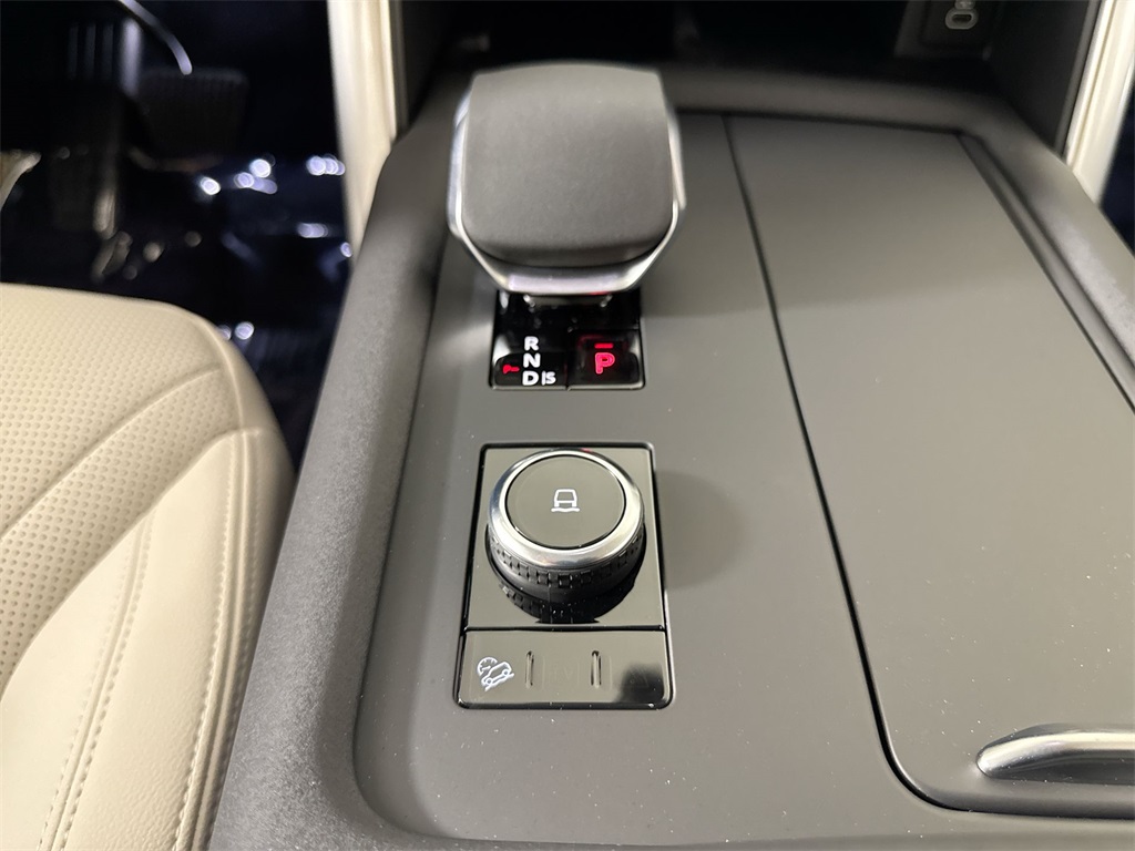 2025 Land Rover Discovery S photo 17