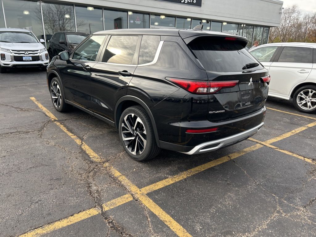 2024 Mitsubishi Outlander SE Black Edition photo 2