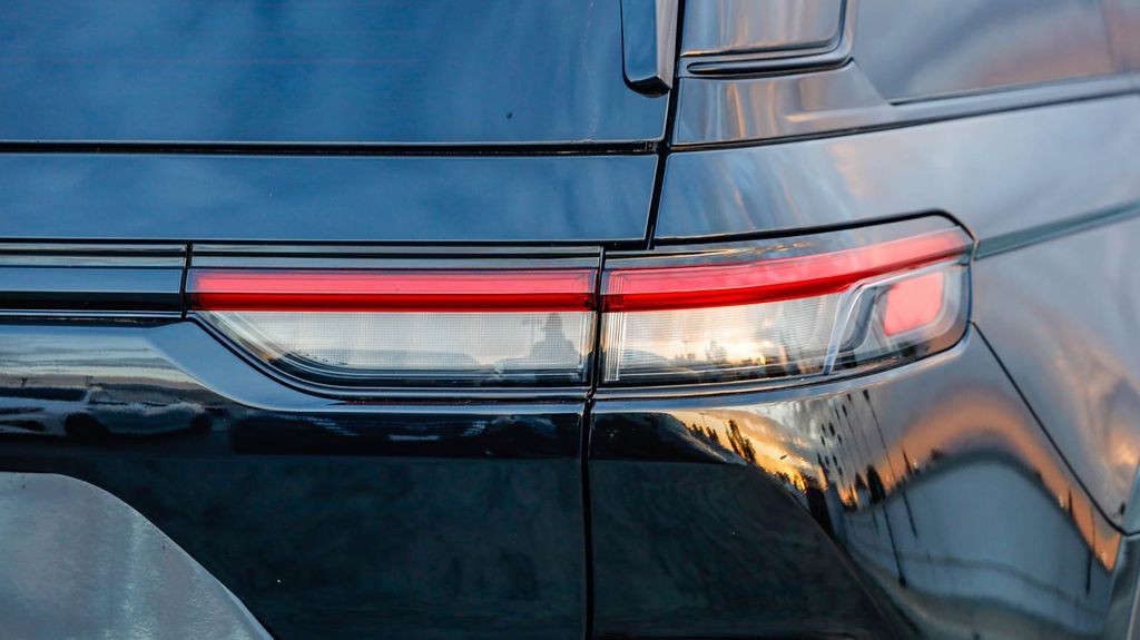 2025 Jeep Grand Cherokee Laredo Altitude photo 4