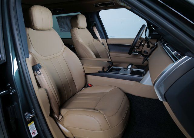 2025 Land Rover Range Rover SE photo 3