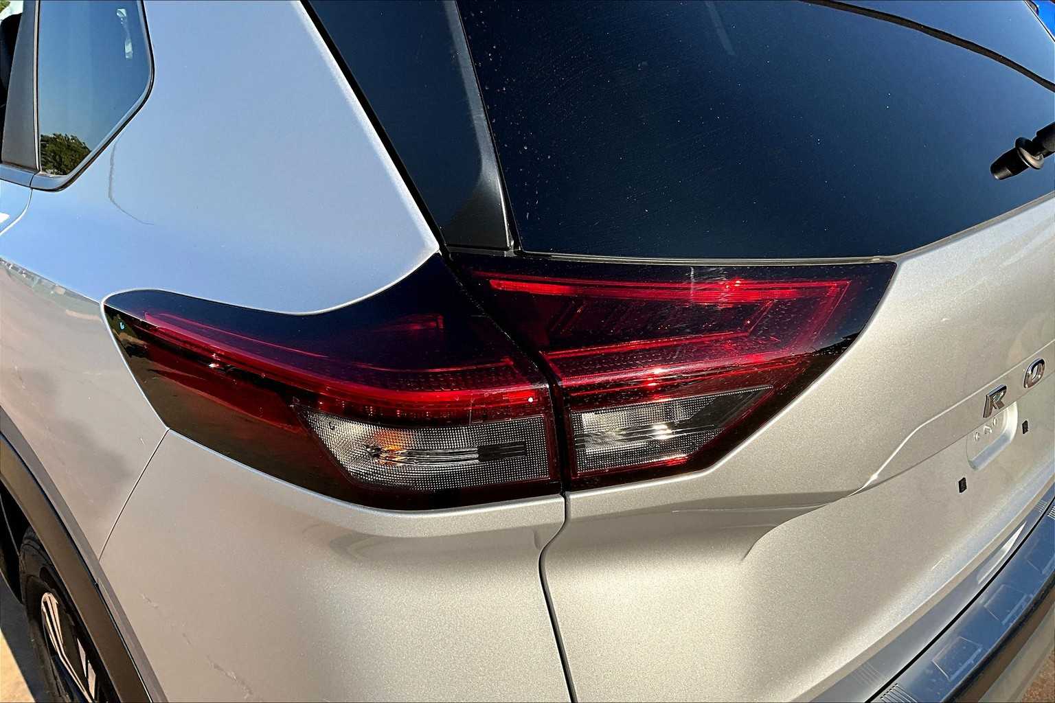 2023 Nissan Rogue SV photo 25