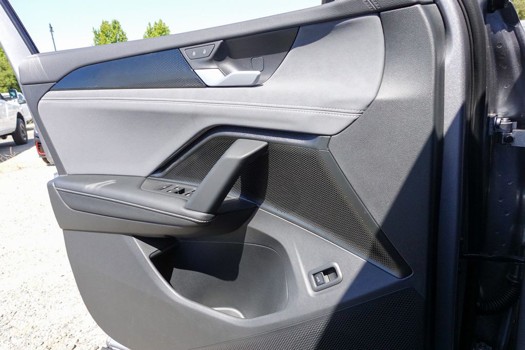 2025 Volkswagen Tiguan SE photo 7
