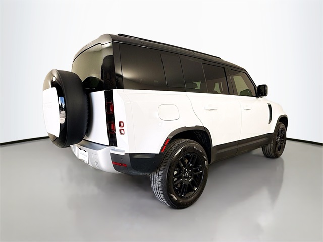 2025 Land Rover Defender 110 S photo 4