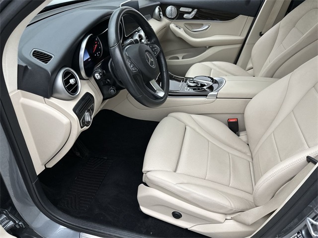 2017 Mercedes Benz GLC 300 4MATIC photo 3