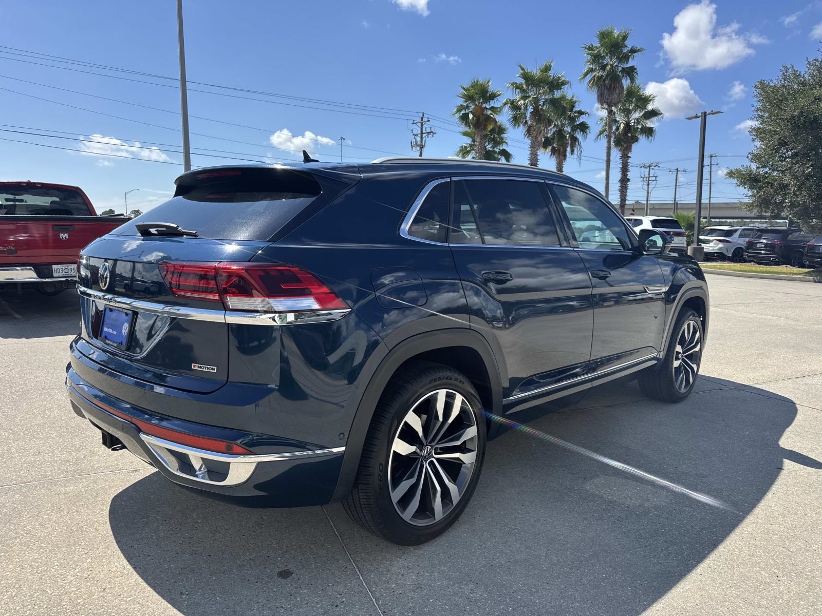 2022 Volkswagen Atlas Cross Sport V6 SEL Premium R-Line photo 4