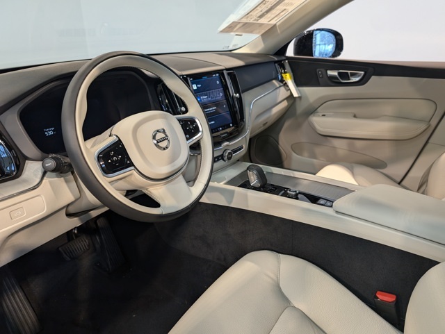 2025 Volvo XC60 B5 Plus photo 10