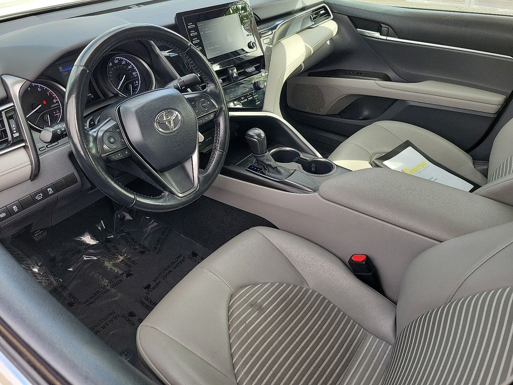 2021 Toyota Camry SE photo 3