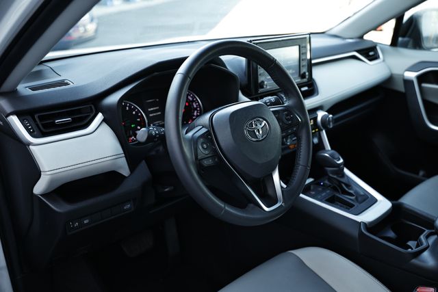 2021 Toyota RAV4 XLE Premium photo 18
