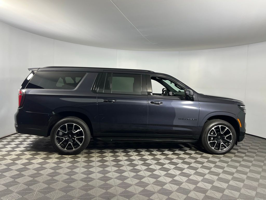 2025 Chevrolet Suburban RST photo 4